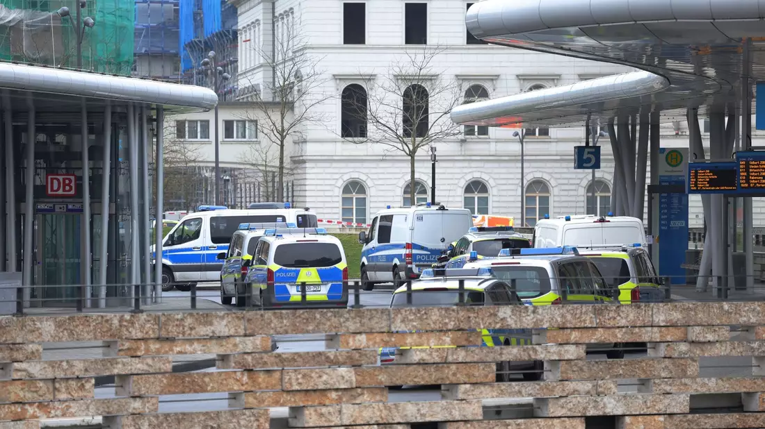 Spezialkräfte der Polizei haben im Wuppertaler Hauptbahnhof einen Mann aus einem Zug geholt und festgenommen. - Bild: Gianni Gattus/Blaulicht Solingen/dpa