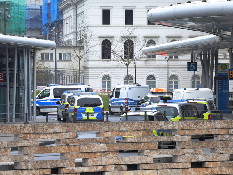 Spezialkräfte der Polizei haben im Wuppertaler Hauptbahnhof einen Mann aus einem Zug geholt und festgenommen. - Foto: Gianni Gattus/Blaulicht Solingen/dpa