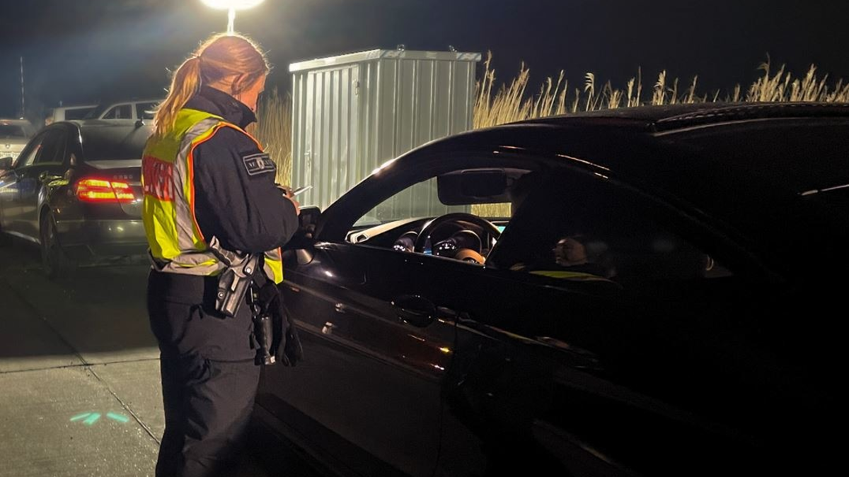 POL-CUX: Landkreis Cuxhaven; Loxstedt / Dedesdorf; Wesertunnel Verkehrskontrolle der Polizei Schiffdorf am Wesertunnel - Foto: presseportal.de