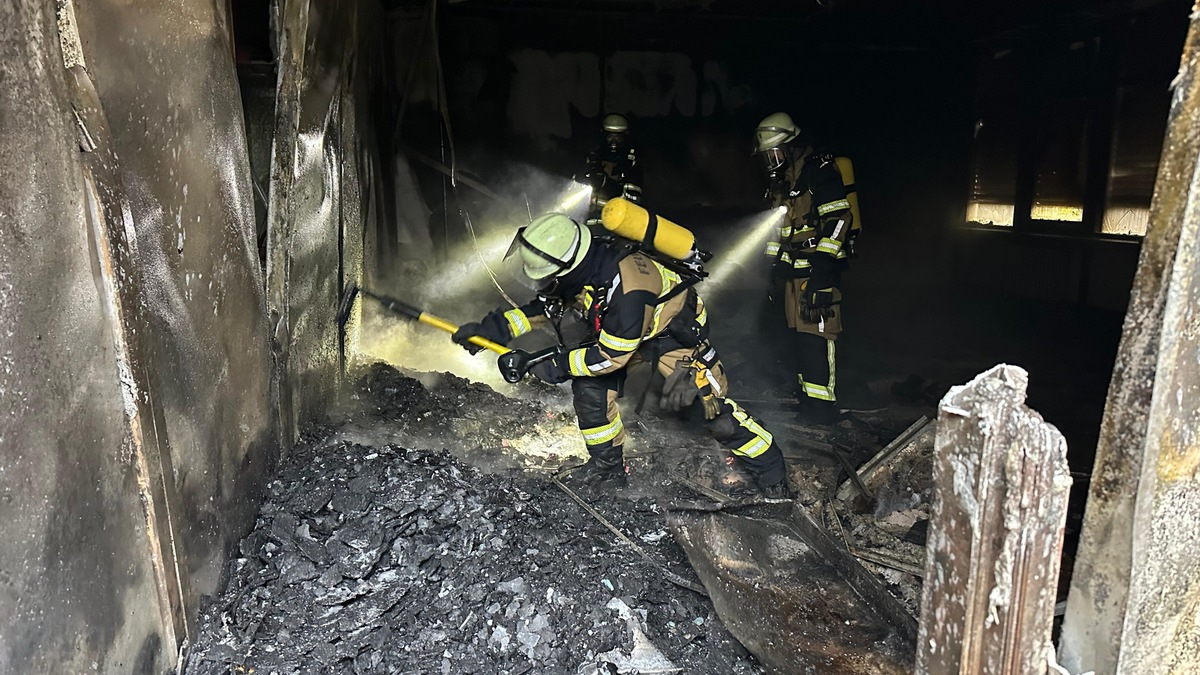 FW-E: Brand einer leerstehenden Schule - aufwendiger Feuerwehreinsatz - Foto: presseportal.de