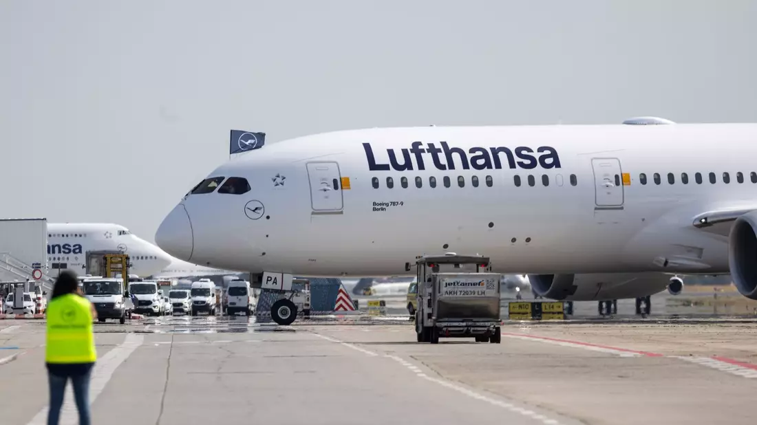 Die Lufthansa-Maschine des Typs Boeing 787-9 steht auf dem Rollfeld am Frankfurter Flughafen. - Bild: Hannes P Albert/dpa