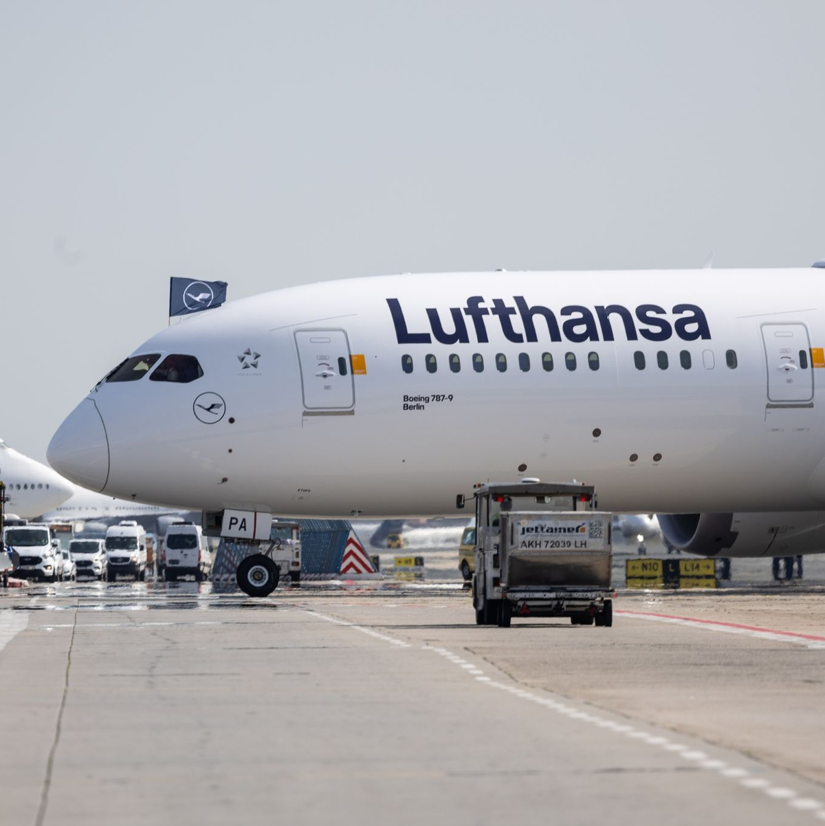 Die Lufthansa-Maschine des Typs Boeing 787-9 steht auf dem Rollfeld am Frankfurter Flughafen. - Foto: Hannes P Albert/dpa