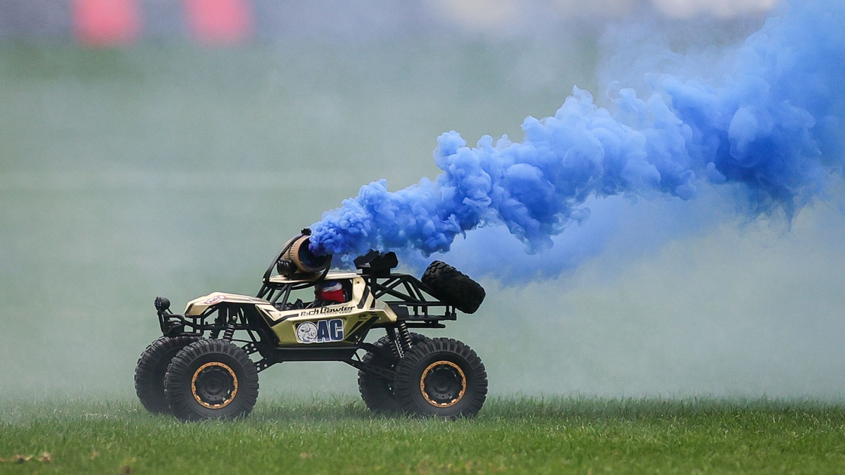 In Rostock kam es zu Fanprotesten mit ferngesteuerten Autos. - Foto: Christian Charisius/dpa