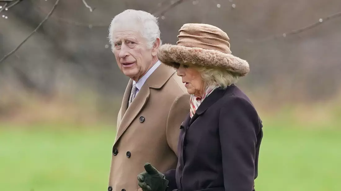 König Charles III. und Königin Camilla besuchen den Sonntagsgottesdienst in der St. Mary Magdalene Church in Sandringham. - Bild: Joe Giddens/PA Wire/dpa