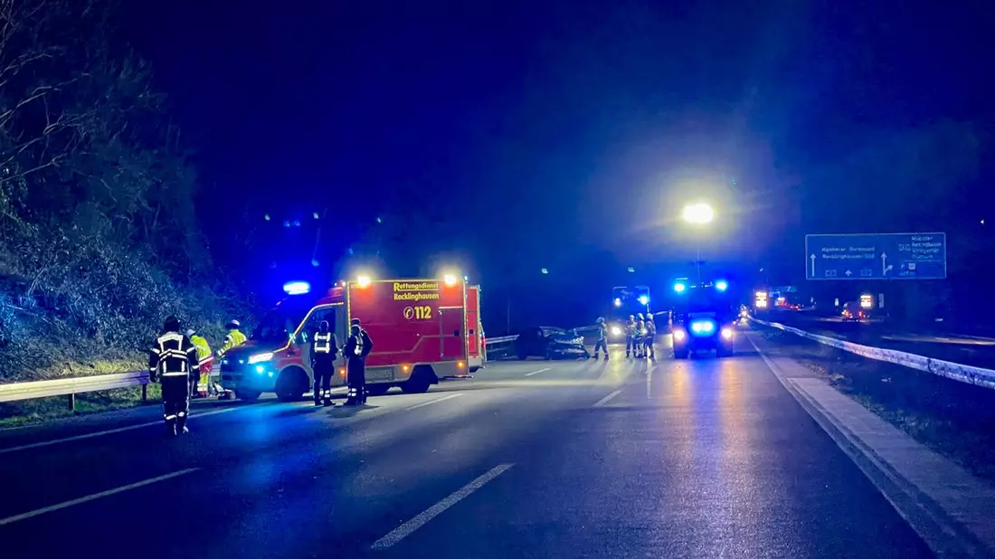 FW-RE: Einsatzreiche Samstagnacht - schwerer Verkehrsunfall auf der BAB 2 - Bild: presseportal.de