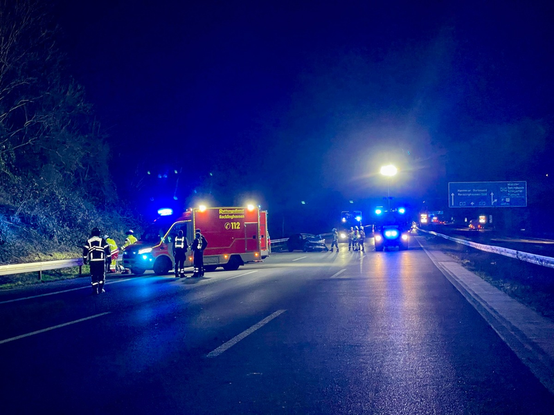FW-RE: Einsatzreiche Samstagnacht - schwerer Verkehrsunfall auf der BAB 2 - Foto: presseportal.de