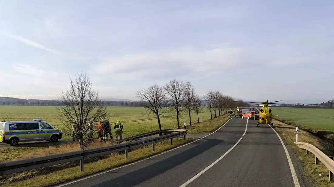 BPOLI EF: Person von Brücke ins Gleisbett gestürzt - Bild: presseportal.de