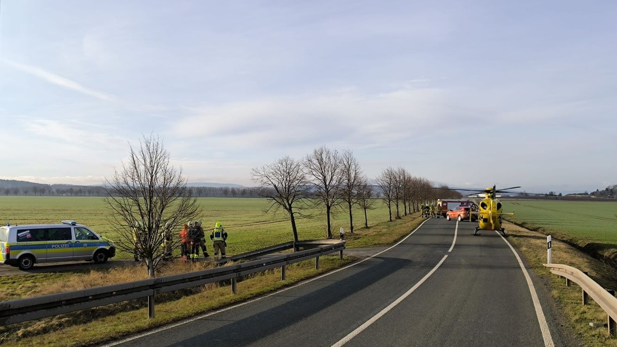 BPOLI EF: Person von Brücke ins Gleisbett gestürzt - Foto: presseportal.de