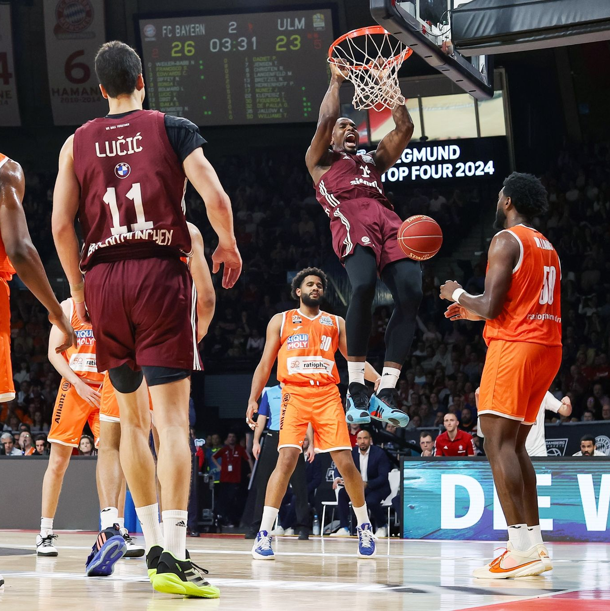 Im Finale setzte sich der FCB um Serge Ibaka (2.v.r) gegen Ulm durch. - Foto: Daniel Löb/dpa