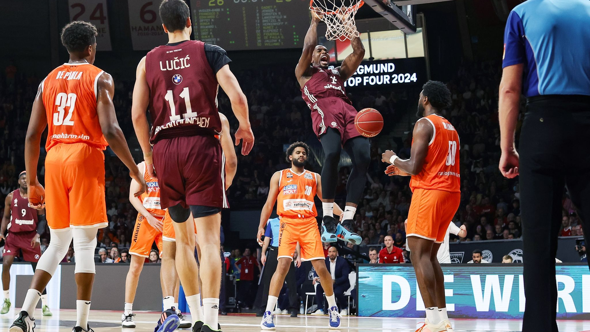 Serge Ibaka (2.v.r) und die Bayern gewannen das Pokalfinale gegen Ulm. - Foto: Daniel Löb/dpa
