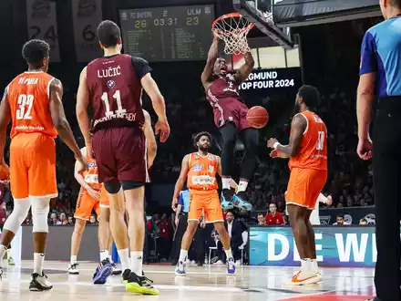 Im Finale setzte sich der FCB um Serge Ibaka (2.v.r) gegen Ulm durch. - Foto: Daniel Löb/dpa
