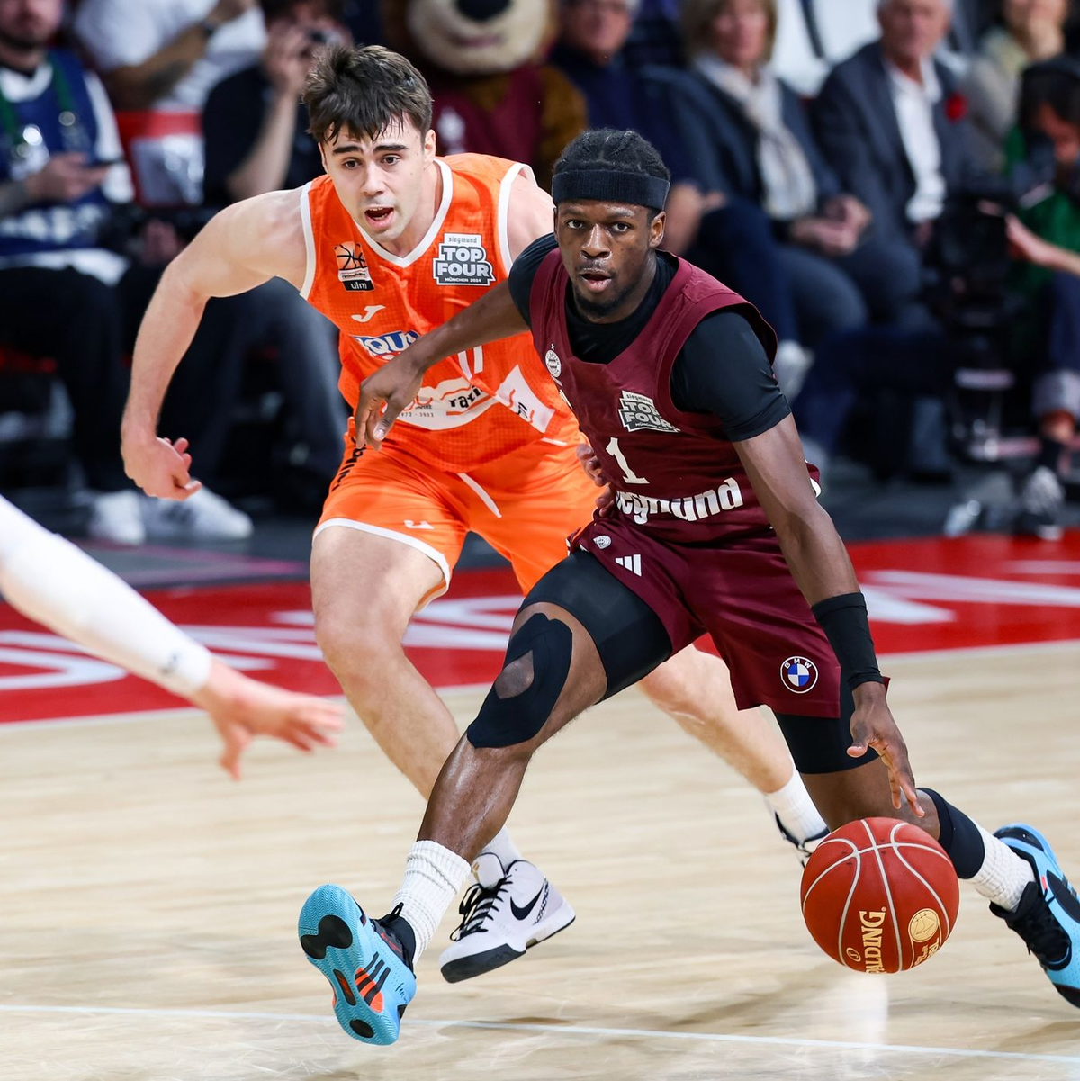 Mit 17 Punkten bester Werfer bei den Münchnern: Sylvain Francisco (r). - Foto: Daniel Löb/dpa