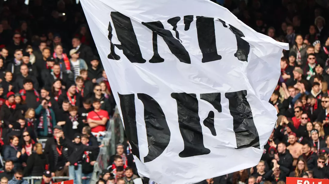 Nürnberger-Fans protestieren gegen die Investorenpläne der DFL. - Bild: Daniel Karmann/dpa