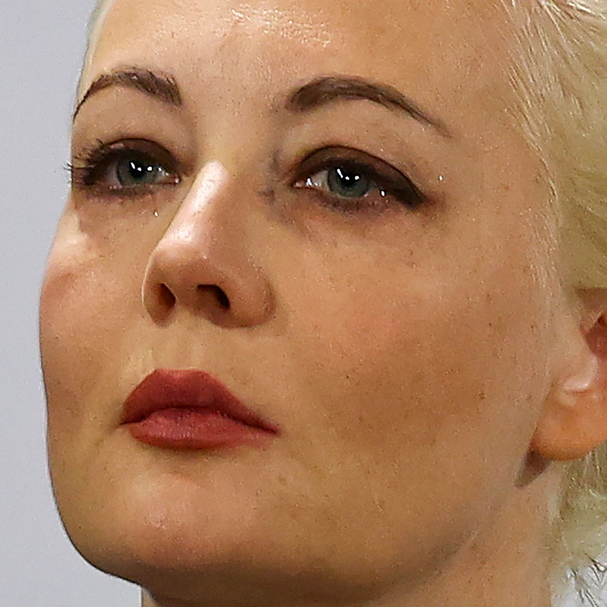 Julia Nawalnaja hat während ihrer Rede auf der Sicherheitskonferenz sichtlich mit den Tränen zu kämpfen. - Foto: Kai Pfaffenbach/Pool Reuters/AP/dpa