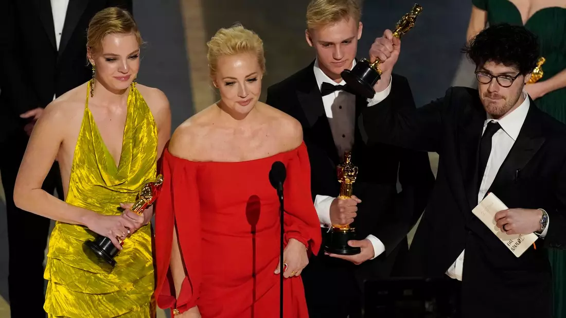 Julija Nawalnaja (2.v.l) nimmt gemeinsam mit der Crew von «Nawalny» den Preis für den besten Dokumentarfilm bei der Oscar-Verleihung 2023 entgegen. - Bild: Chris Pizzello/Invision/dpa