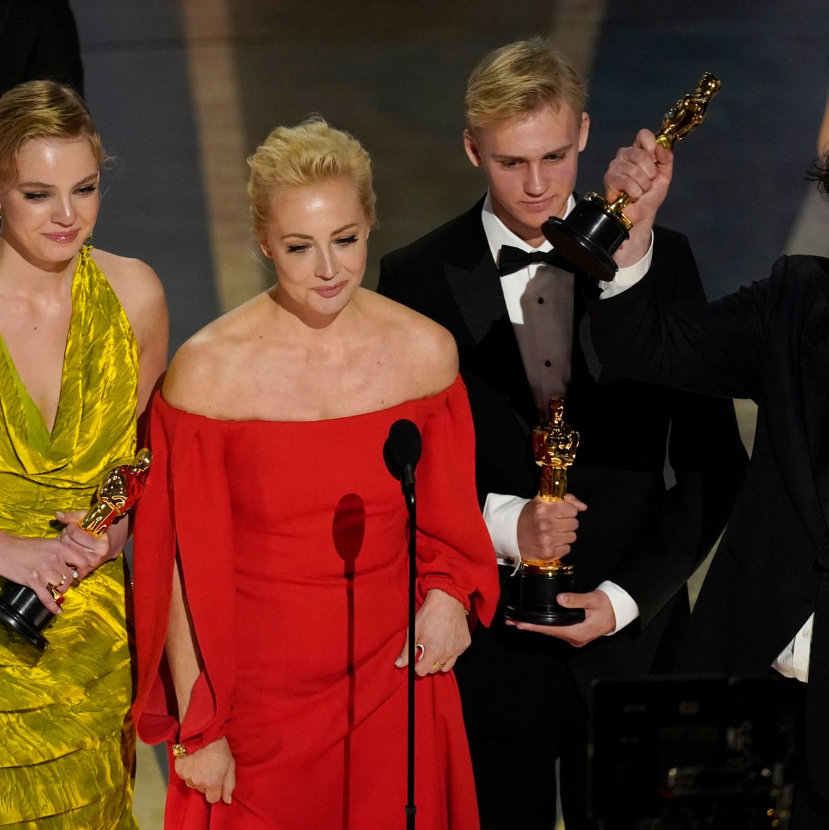 Julija Nawalnaja (2.v.l) nimmt gemeinsam mit der Crew von «Nawalny» den Preis für den besten Dokumentarfilm bei der Oscar-Verleihung 2023 entgegen. - Foto: Chris Pizzello/Invision/dpa