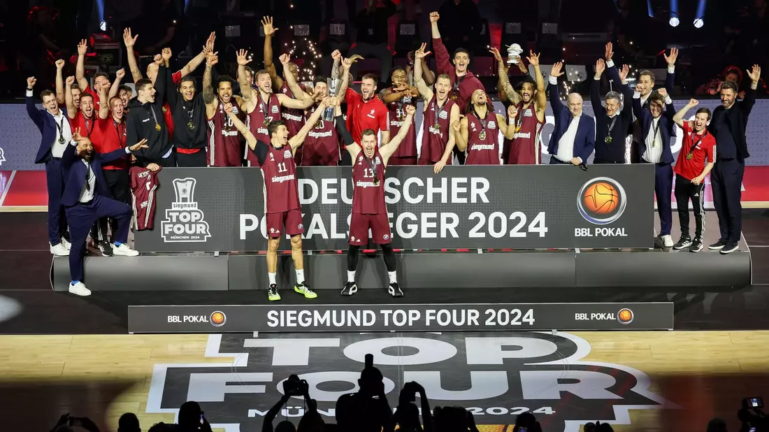 Die Bayern konnten den Titel im BBL-Pokal erfolgreich verteidigen. - Bild: Daniel Löb/dpa