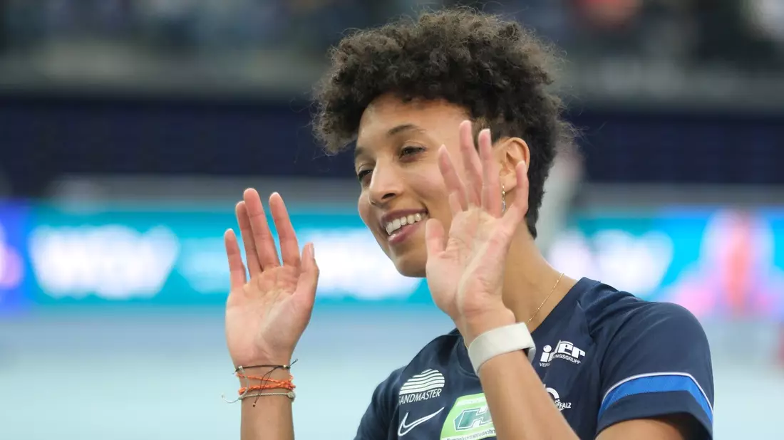 Strahlt über den siebten deutschen Hallen-Titel in Folge: Malaika Mihambo. - Bild: Sebastian Willnow/dpa
