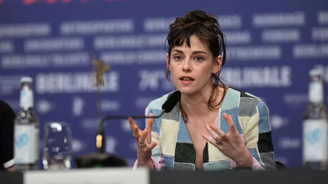 US-Schauspielerin Kristen Stewart stellte auf der Berlinale den Film «Love Lies Bleeding» vor. - Bild: Jens Kalaene/dpa