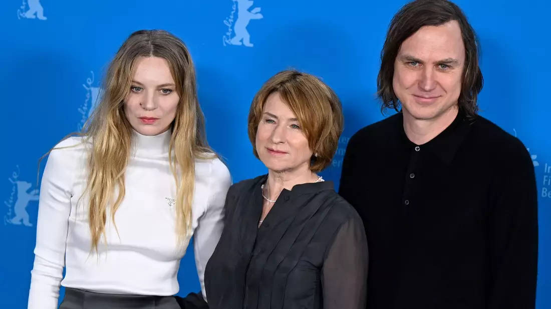 Lilith Stangenberg, Corinna Harfouch und Lars Eidinger sind zusammen im Film «Sterben» von Regisseur Matthias Glasner zu sehen. - Bild: Monika Skolimowska/dpa