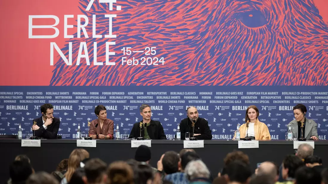 Der Cast um Schauspieler Gael García Bernal (3.v.l.) stellt mit Regisseur Piero Messina den Film «Another End» bei der Berlinale vor. - Bild: Sebastian Gollnow/dpa