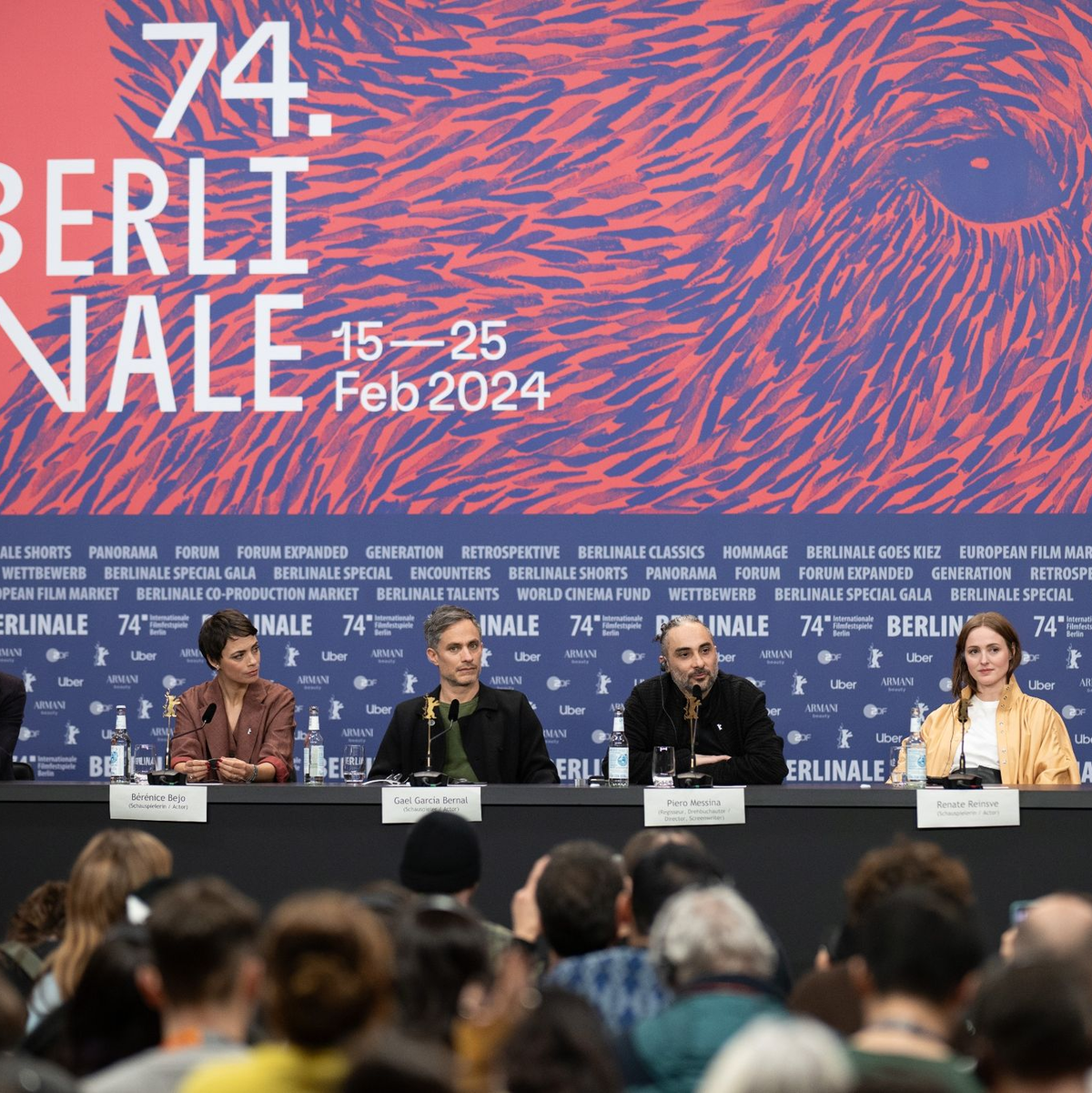 Der Cast um Schauspieler Gael García Bernal (3.v.l.) stellt mit Regisseur Piero Messina den Film «Another End» bei der Berlinale vor. - Foto: Sebastian Gollnow/dpa