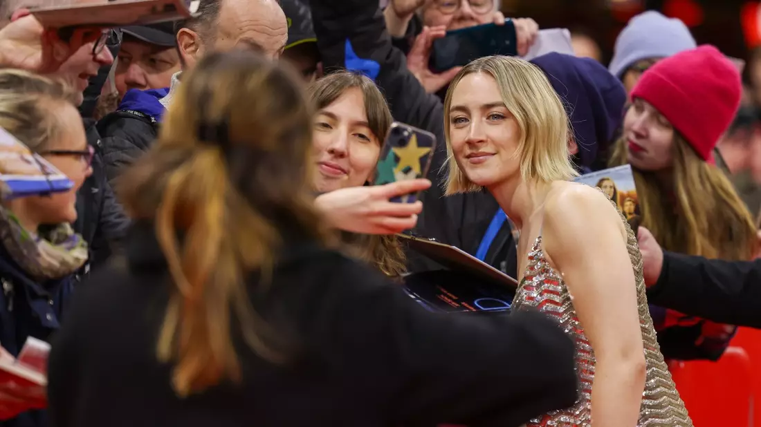 Schauspielerin Saoirse Ronan kam zu der Premiere ihres Films «The Outrun». - Bild: Gerald Matzka/dpa