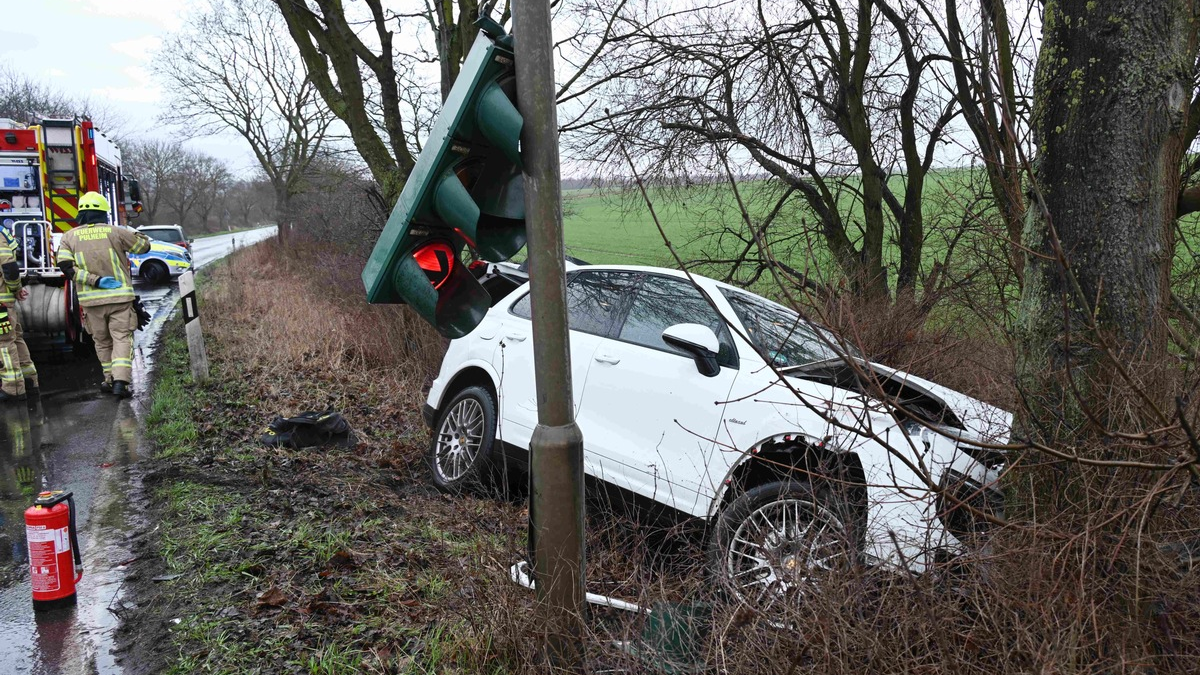 FW Pulheim: Verkehrsunfall zwischen Brauweiler und Geyen - Foto: presseportal.de