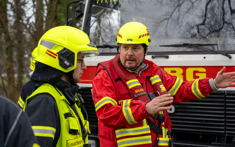 FW Flotwedel: PKW kommt von Fahrbahn ab und landet in Mühlengraben - Foto: presseportal.de
