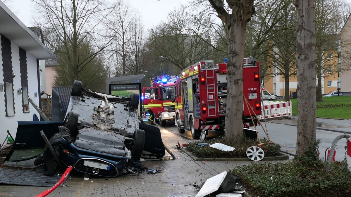 FW-DO: Verkehrsunfall in Nette. Eingeklemmte Person in überschlagenem Pkw. - Foto: presseportal.de