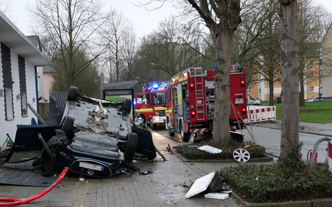 FW-DO: Verkehrsunfall in Nette. Eingeklemmte Person in überschlagenem Pkw. - Foto: presseportal.de