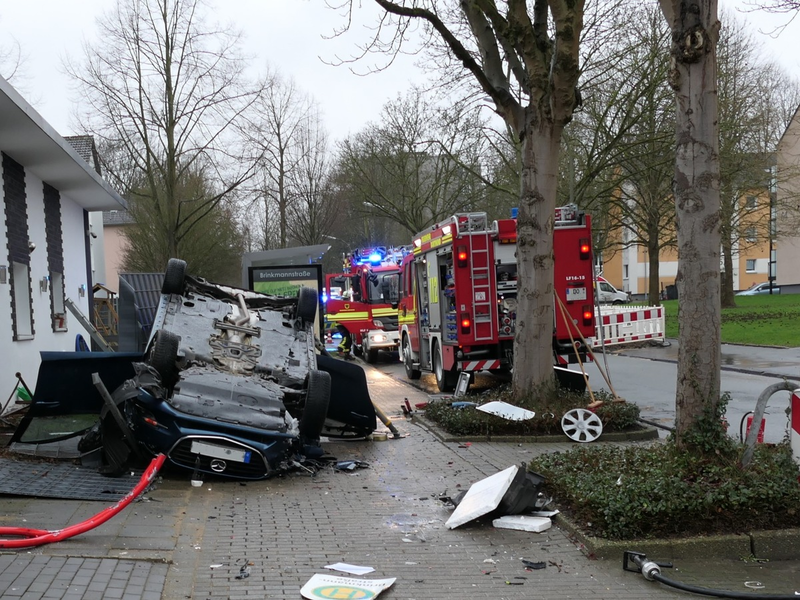 FW-DO: Verkehrsunfall in Nette. Eingeklemmte Person in überschlagenem Pkw. - Foto: presseportal.de