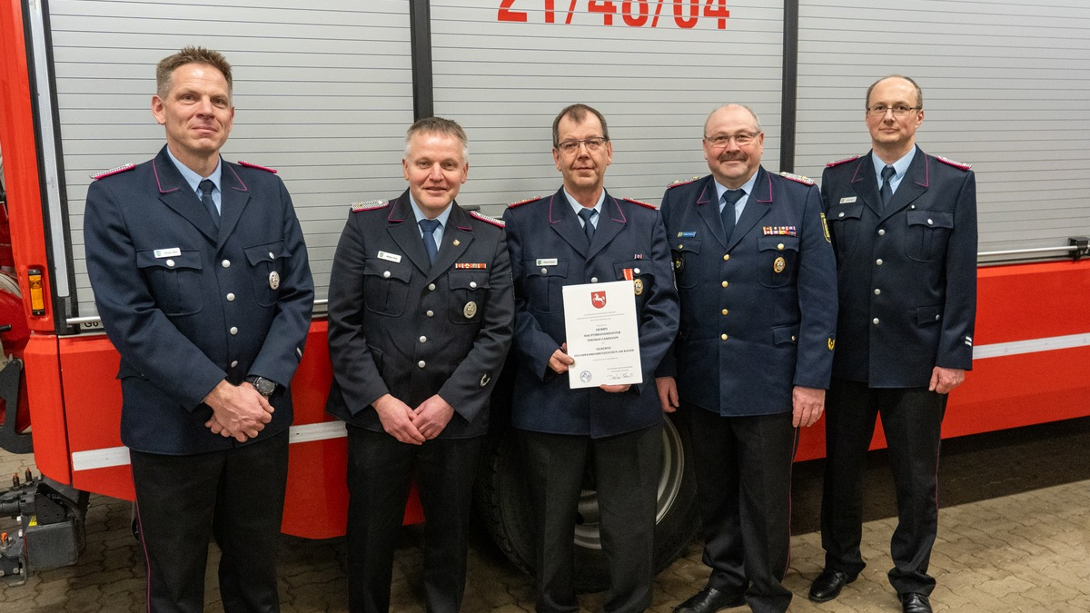 FW Flotwedel: Thomas Cammann mit silbernem Feuerwehr-Ehrenzeichen am Band des Landes Niedersachsen ausgezeichnet - Foto: presseportal.de