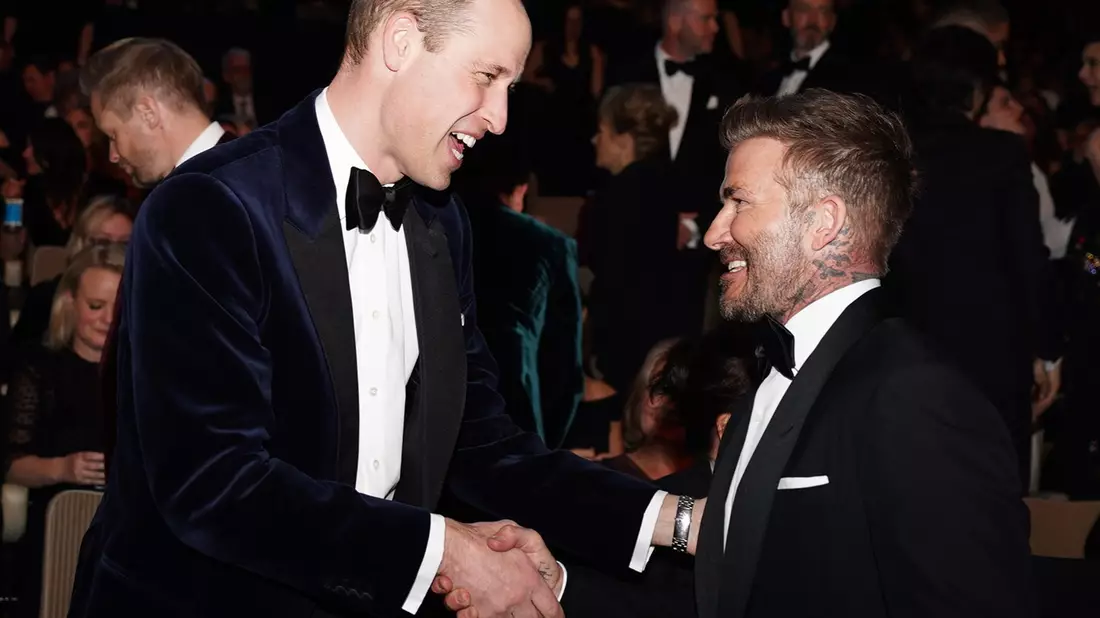 Prinz William (l) spricht mit Ex-Fußballstar David Beckham. - Bild: Jordan Pettitt/PA Wire/dpa
