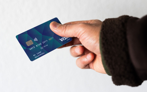 14 Bundesländer sind bei der geplanten Bezahlkarte für Flüchtlinge dabei, nur Bayern und Mecklenburg-Vorpommern gehen eigene Wege. (Archivbild) - Foto: Philipp von Ditfurth/dpa