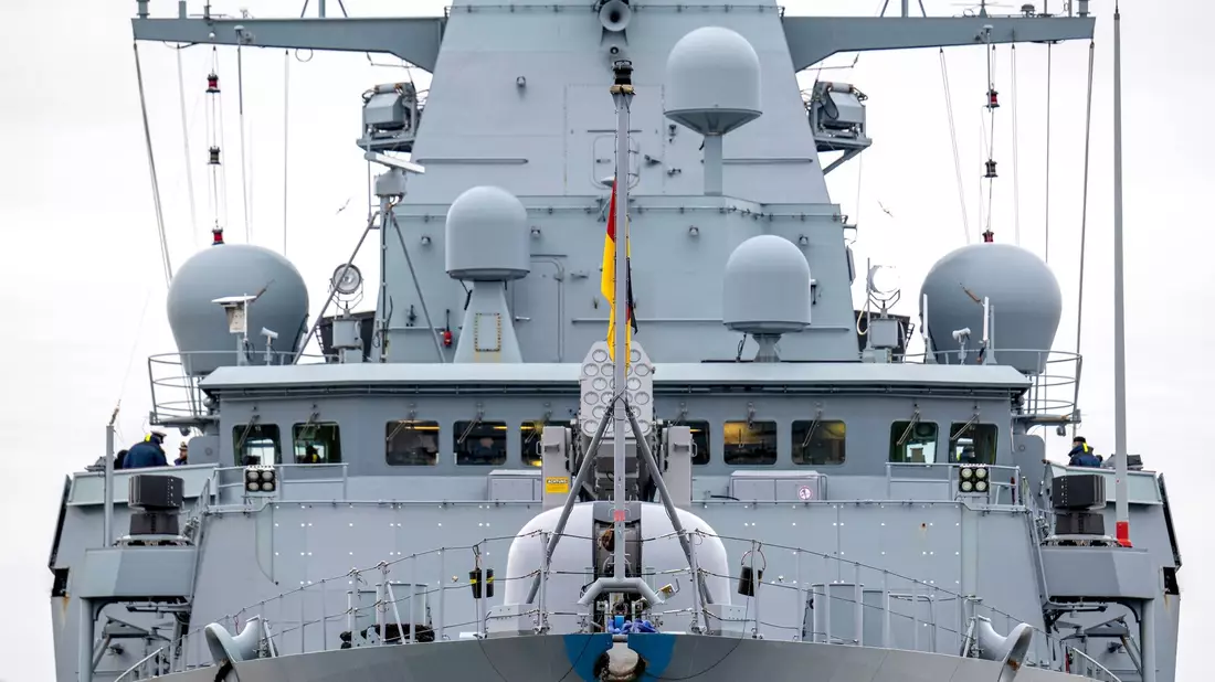Es war der erste scharfe Waffeneinsatz der Deutschen Marine in dem am Freitag begonnenen Einsatz. - Bild: Sina Schuldt/dpa