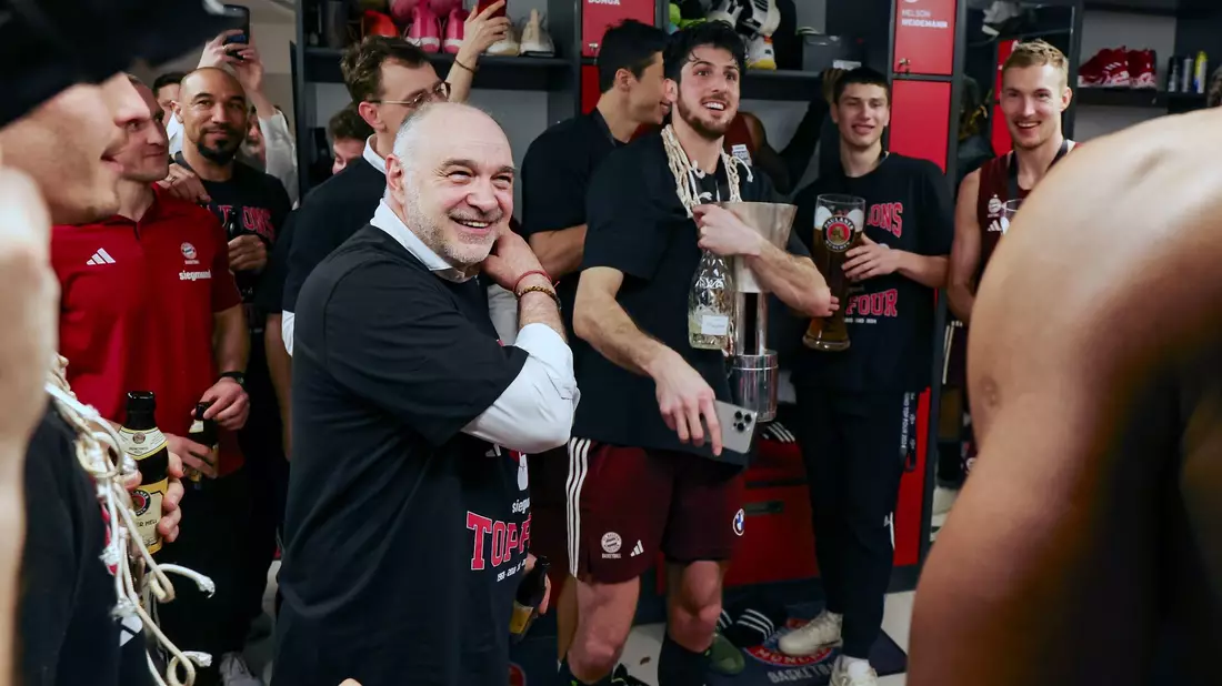 Der FC Bayern ist Pokalsieger 2024: Trainer Pablo Laso (l) hält eine kleine Rede in der Kabine. - Bild: Daniel Löb/dpa