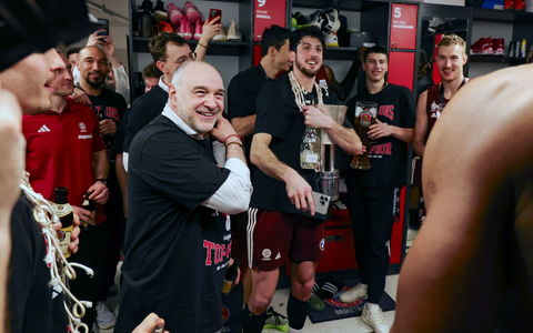 Der FC Bayern ist Pokalsieger 2024: Trainer Pablo Laso (l) hält eine kleine Rede in der Kabine. - Foto: Daniel Löb/dpa