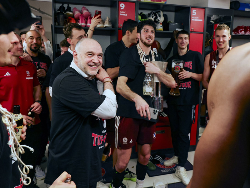 Der FC Bayern ist Pokalsieger 2024: Trainer Pablo Laso (l) hält eine kleine Rede in der Kabine. - Foto: Daniel Löb/dpa
