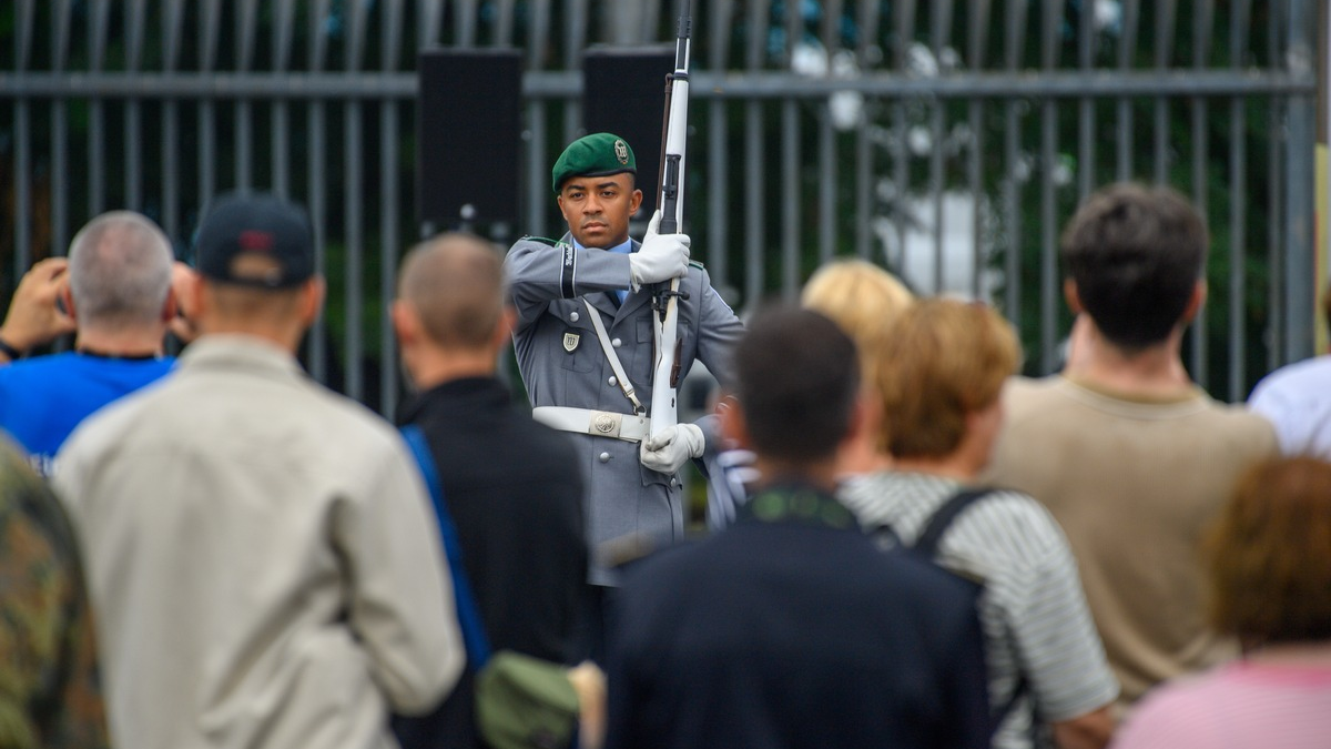 Bevölkerungsbefragung 2023: Was bleibt von der Zeitenwende in den Köpfen? - Foto: presseportal.de