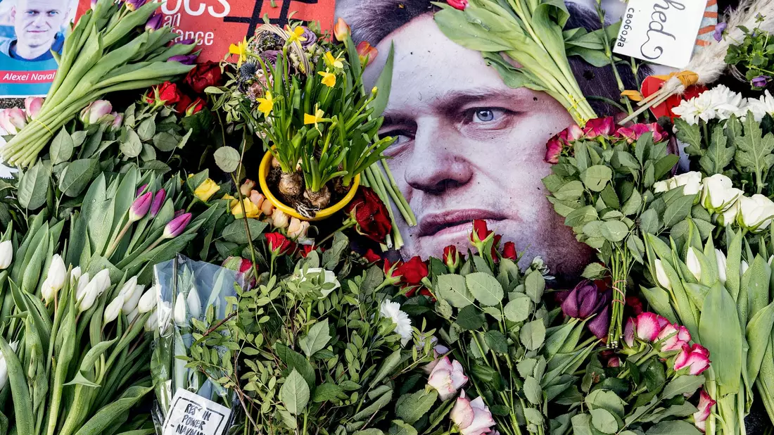 Gedenken an Alexej Nawalny vor der russischen Botschaft in Kopenhagen. - Bild: Nils Meilvang/Ritzau Scanpix Foto/AP/dpa