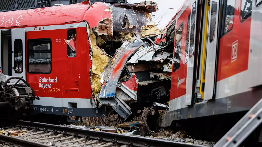 Die Unfallstelle mit zwei aufeinandergeprallten S-Bahnen in der Nähe des Bahnhofes Ebenhausen-Schäftlarn im Februar 2022. - Bild: Matthias Balk/dpa