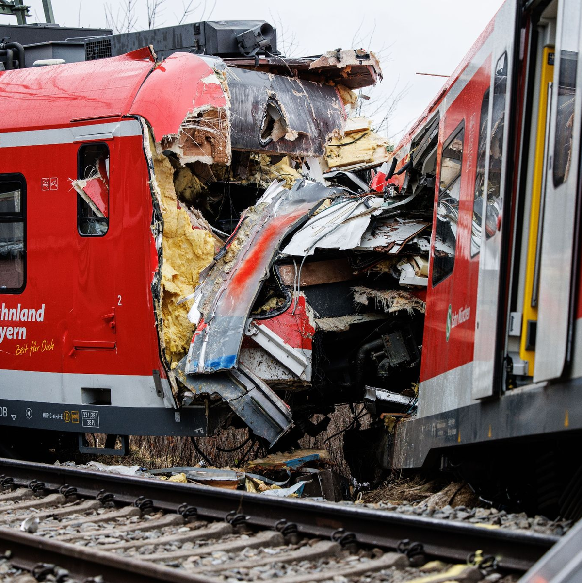 Die Unfallstelle mit zwei aufeinandergeprallten S-Bahnen in der Nähe des Bahnhofes Ebenhausen-Schäftlarn im Februar 2022. - Foto: Matthias Balk/dpa