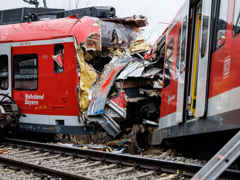 Die Unfallstelle mit zwei aufeinandergeprallten S-Bahnen in der Nähe des Bahnhofes Ebenhausen-Schäftlarn im Februar 2022. - Foto: Matthias Balk/dpa