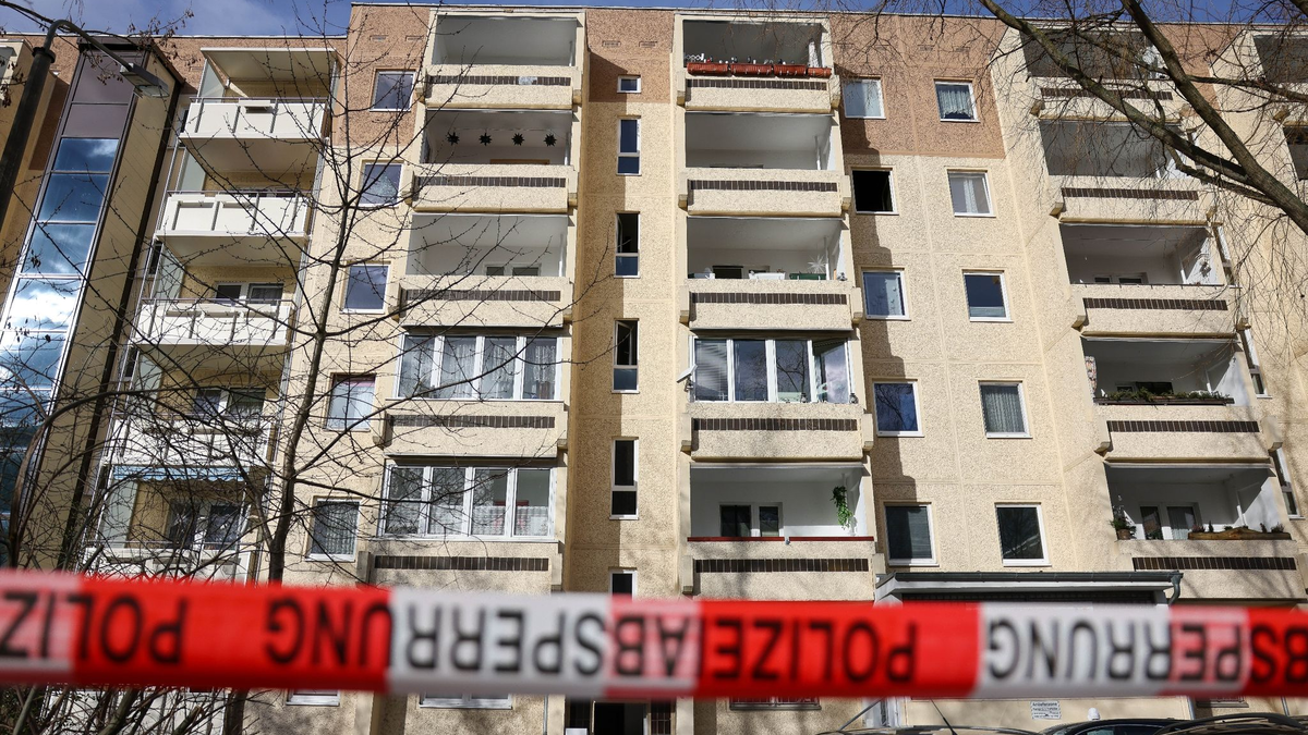 Absperrband der Polizei hängt nach dem Brand im Leipziger Stadtteil Paunsdorf vor dem Plattenbau. - Foto: Jan Woitas/dpa