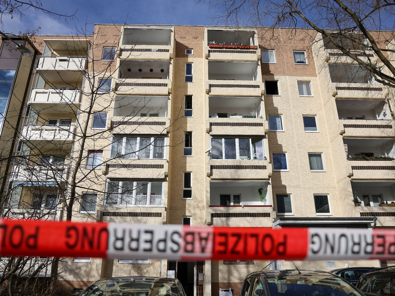 Absperrband der Polizei hängt nach dem Brand im Leipziger Stadtteil Paunsdorf vor dem Plattenbau. - Foto: Jan Woitas/dpa