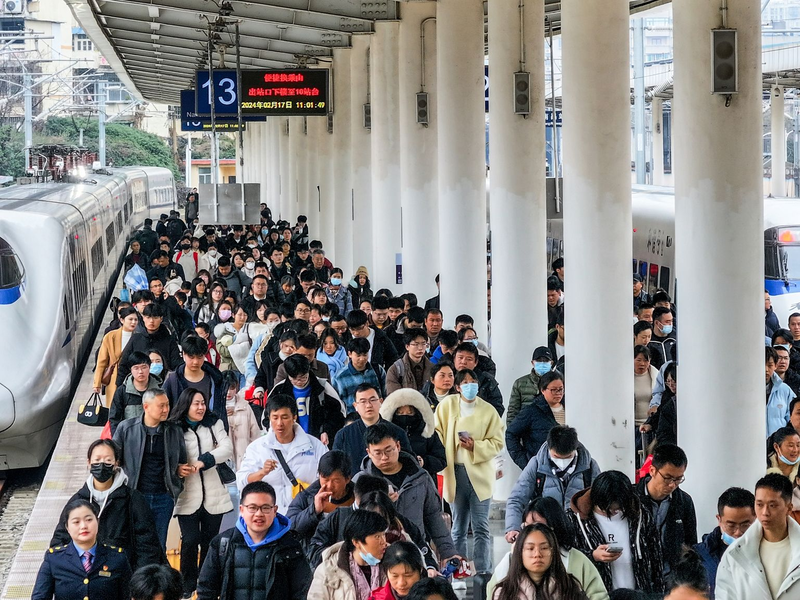 Reisewelle zum Frühlingsfest: Fahrgäste in der ostchinesischen Provinz Jiangxi. - Foto: Liu Mu/XinHua/dpa
