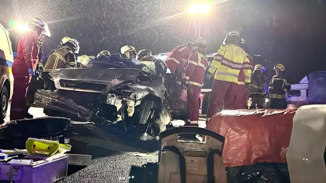 FW-E: Schwerer Verkehrsunfall mit eingeklemmter Person - schwierige Anfahrt durch fehlende Rettungsgasse - Bild: presseportal.de