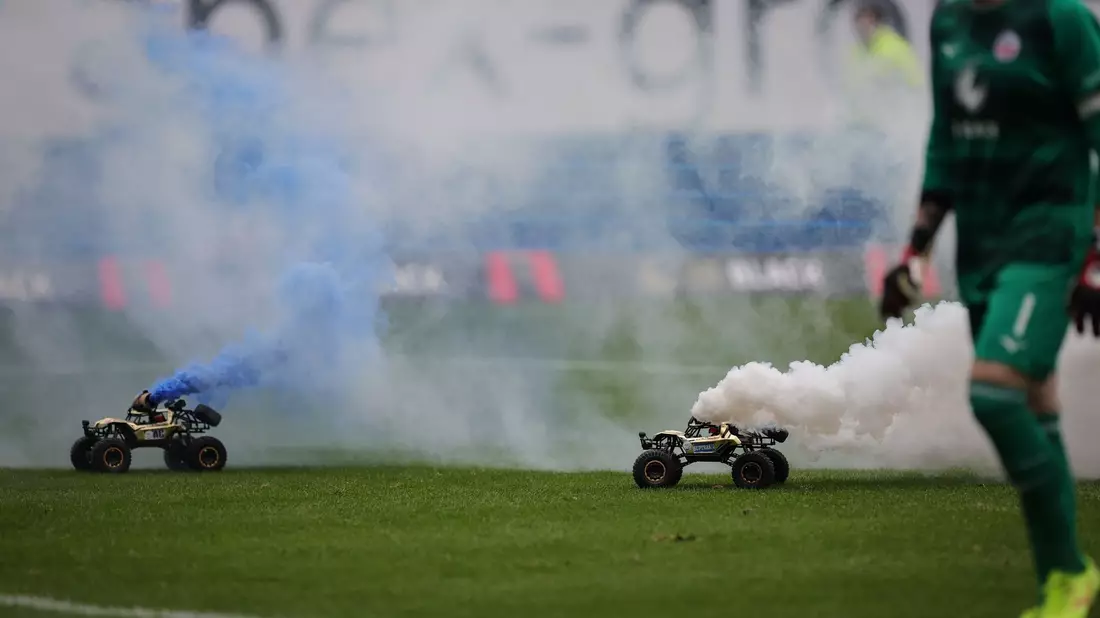 Am Wochenende protestierten Fußballfans unter anderem mit ferngesteuerten Fahrzeugen und Rauchpatronen während eines Spiels. - Bild: Christian Charisius/dpa