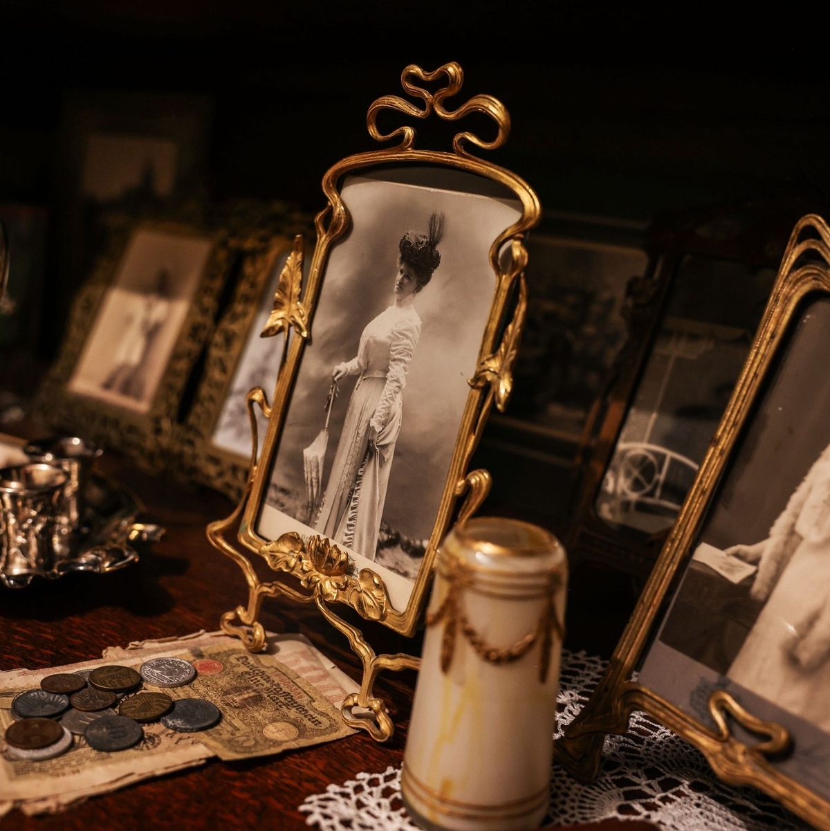 Stilechte Einrichtung: Nach der Begeisterung für die Kleidung von damals kam das Verlangen nach den passenden Möbeln und Accessoires. - Foto: Oliver Berg/dpa